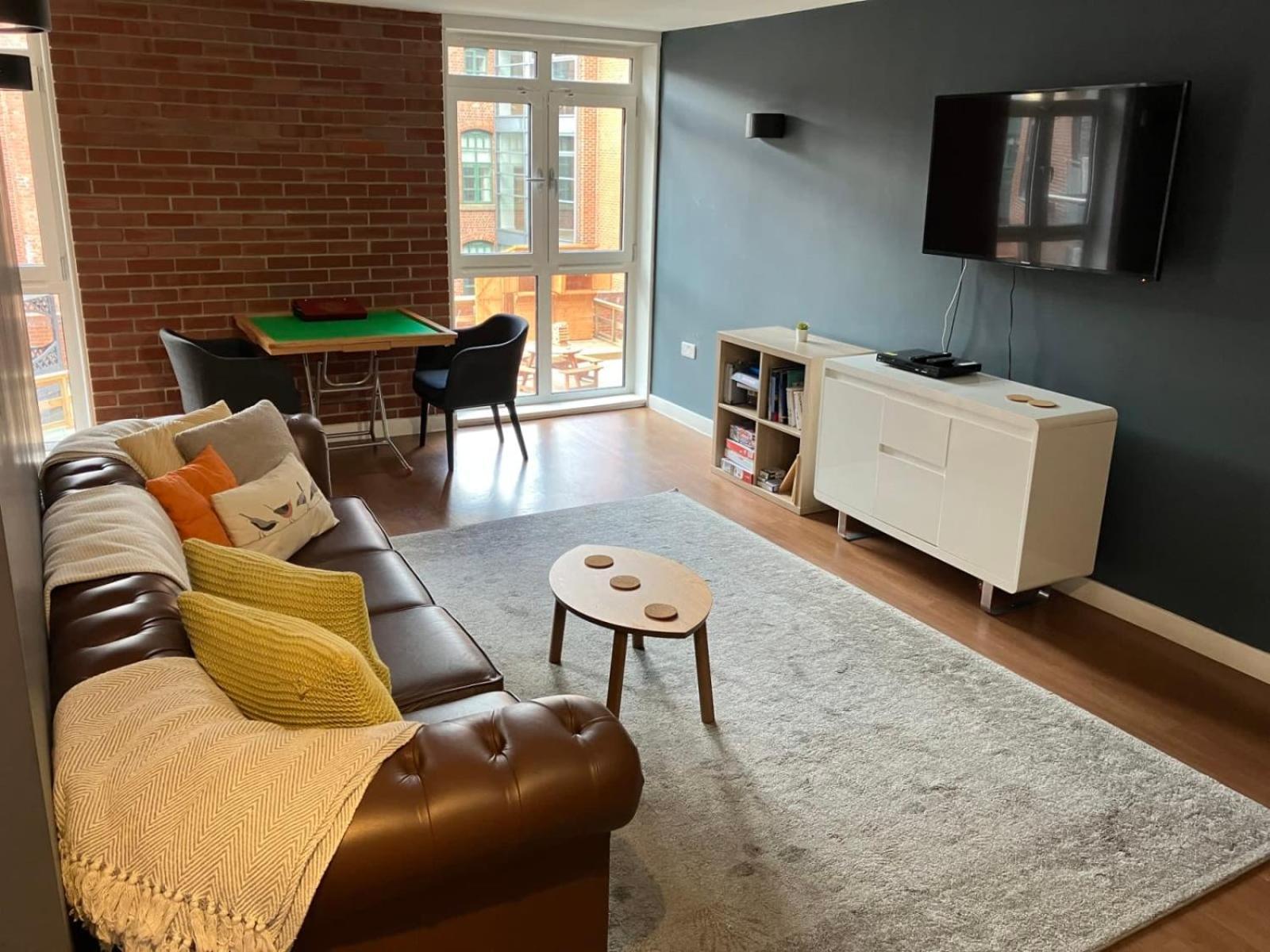 Student Roost Corner House In Apartment *