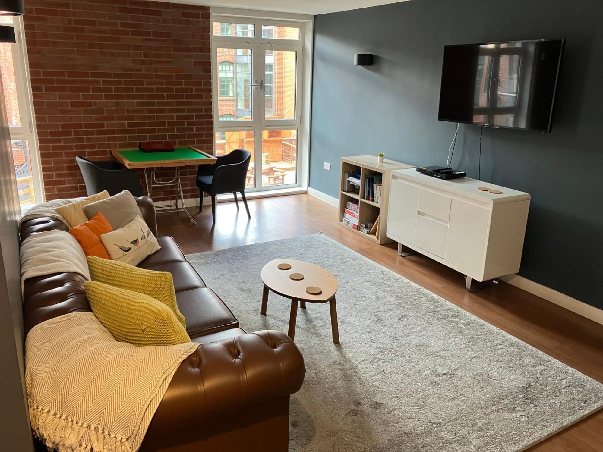 Student Roost Corner House In Apartment *